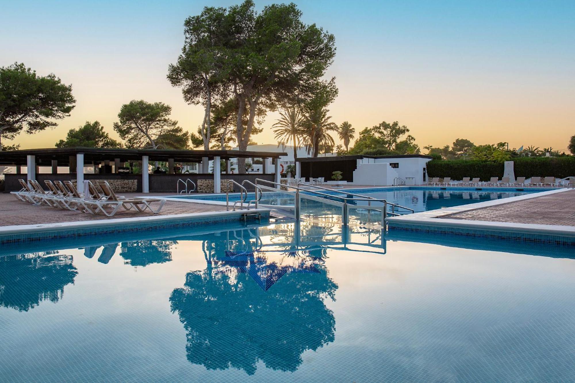 Club Cala Azul Hotel Cala Llenya Exterior photo