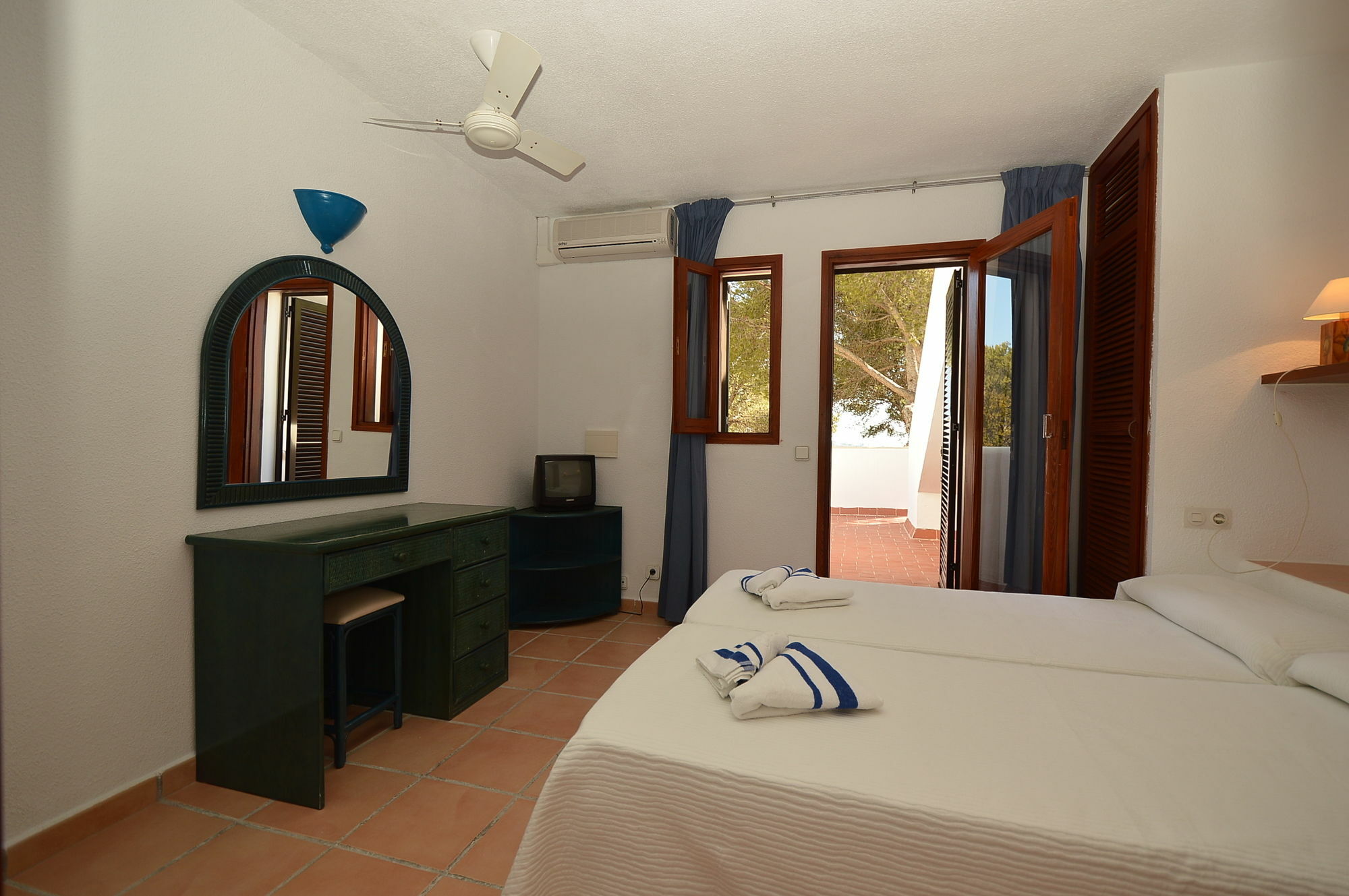 Club Cala Azul Hotel Cala Llenya Exterior photo